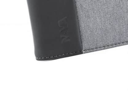 logo del portafoglio nava linea twin con 8 tasche per carte di credito e porta banconote colore grigio