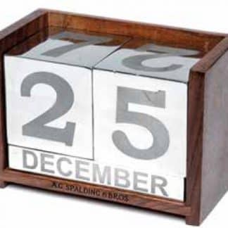 A.G. Spalding & Bros Calendario perpetuo con base in legno con serigrafia del logo con dettagli dei mesi e numiri dei giorni in alluminio spazzolato lucido