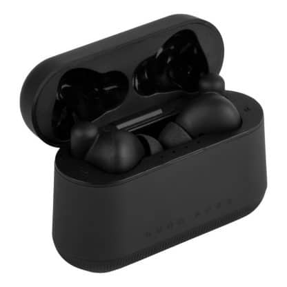 Hugo Boss Earphones . Le cuffie True Wireless Earbuds GEAR MATRIX di HUGO BOSS uniscono una tecnologia superiore e un aspetto elegante e compatto per un'esperienza utente elegante, tecnologia wireless colore nero, vista della custodia aperta con auricolari all'interno