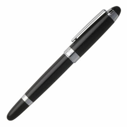 Hugo Boss Icon penna stilografica di colore nero con finiture cromate vista di profilo chiusa