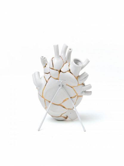 Seletti Vaso Love in Bloom Kintsugi riproduzione reale del cuore umano con inserti in oro 24 carati tipico della serie Kintsugi vista posteriore.