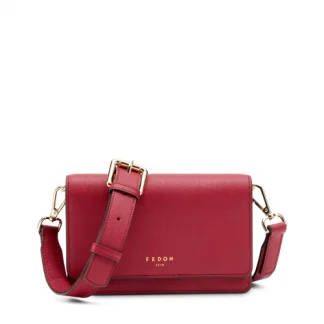 Fedon Erera Mini Bag in pelle Saffiano di colore ruby wine con tracolla regolabile tasca posteriore ed una tasca interna con zip