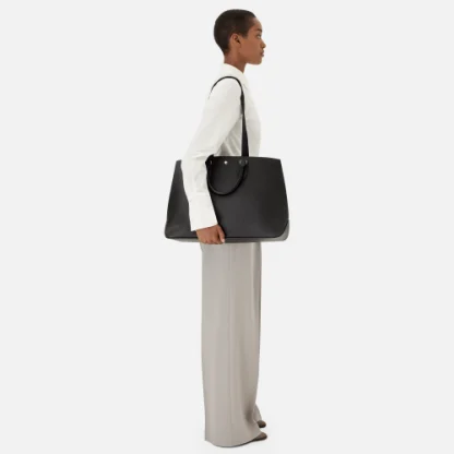 Montblanc Sartorial Tote Bag in pelle bovina pieno fiore con stampa saffiano di colore nero con due manici e tracolla, vista indossata da modella.