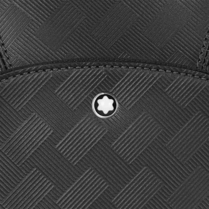 Montblanc Monospalla Extreme 3.0 in pelle bovina pieno fiore di colore nero con motivo goffrato Extreme 3.O particolare del logo.