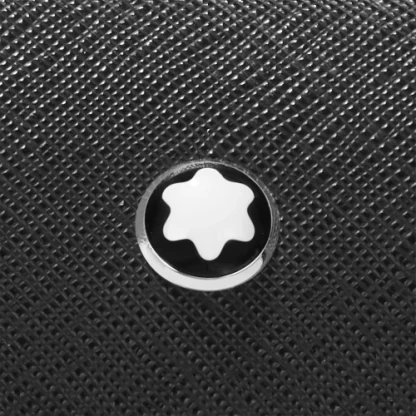 Montblanc Sartorial Borsa in pelle con stampa Saffiano di colore nero, doppio manico, due scomparti con cerniera e tracolla, particolare del logo.
