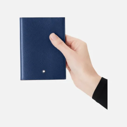Montblanc Porta passaporto Sartorial in pelle di vitello con stampa Saffiano di colore blu, visto in mano