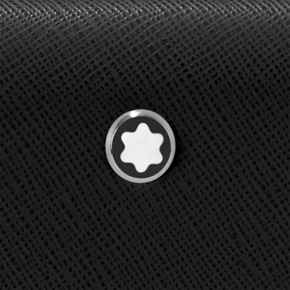 Montblanc Sartorial Pouch in pelle saffiano di colore nero, particolare del logo.