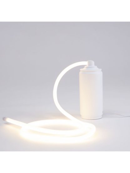 Seletti lampada Daily Glow Spray, riproduzione di una bomboletta di schiuma da barba con tubo led luminoso che riproduce l'uscita della schiuma, vista accesa.