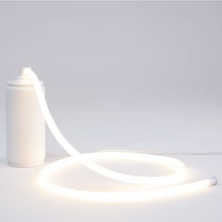 Seletti lampada Daily Glow Spray, riproduzione di una bomboletta di schiuma da barba con tubo led luminoso che riproduce l'uscita della schiuma, vista accesa.