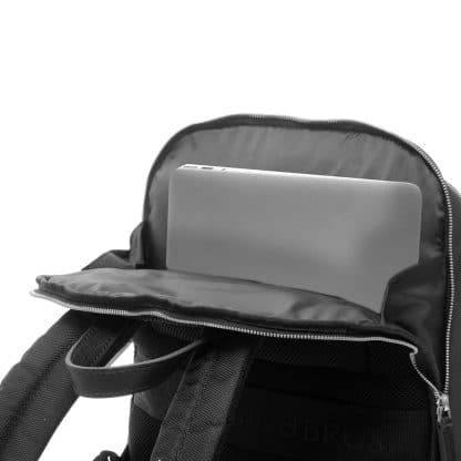 Spalding Zaino New Metropolitan nero in pelle e tessuto, con due scomparti e tasca anteriore per accessori dotate di zip e tasca interna porta computer da 15,6". Partcolare della tasca posteriore aperta.