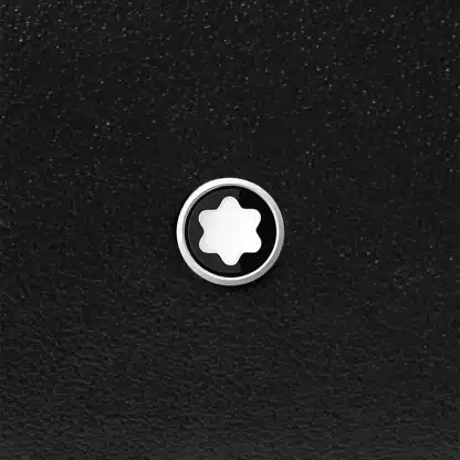 Portafoglio compatto Montblanc Meisterstück con sei aperture per carte di credito ed una tasca superiore per le banconote è realizzato in una nuova tipologia di pelle di vitello pieno fiore estremamente lucida nel colore Nero. Particolare del logo.