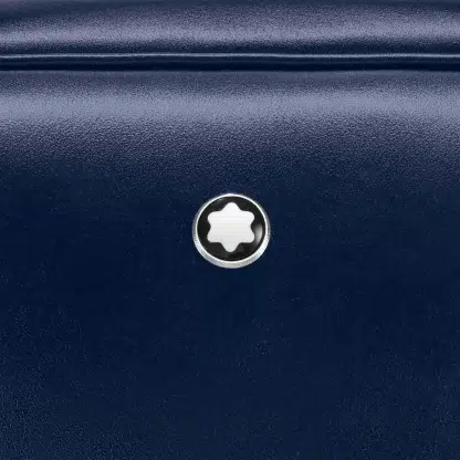 Montblanc borsa in pelle Meisterstuck colore ink blu, particolare del logo.