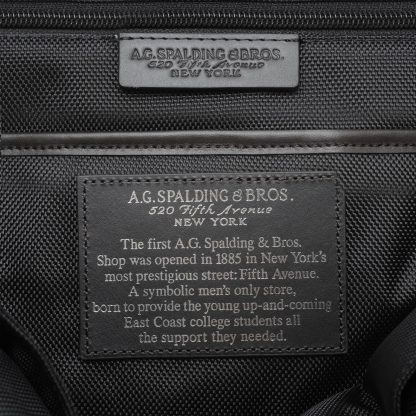 Spalding Zaino New Iconic New York in pelle nappata di colore nero, particolare del logo Spalding interno