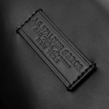 Spalding Zaino New Iconic New York in pelle nappata di colore nero, particolare del logo Spalding