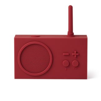 La forma retrò di Tykho di colore rosso, ricorda le tradizionali radio AM/FM che si trovavano nelle cucine dei nostri genitori, ma con un tocco contemporaneo, funzione speaker Bluetooth®