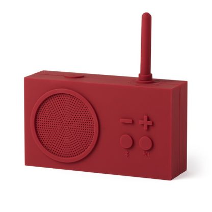 La forma retrò di Tykho di colore rosso, ricorda le tradizionali radio AM/FM che si trovavano nelle cucine dei nostri genitori, ma con un tocco contemporaneo, funzione speaker Bluetooth® vista in diagonale