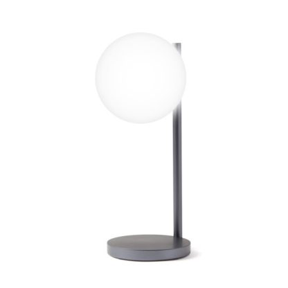 Lexon Bubble Lamp è una lampada da scrivania a luce bianca fredda o calda + 7 colori di illuminazione e caricabatterie wireless integrato. Accesa in bianco freddo