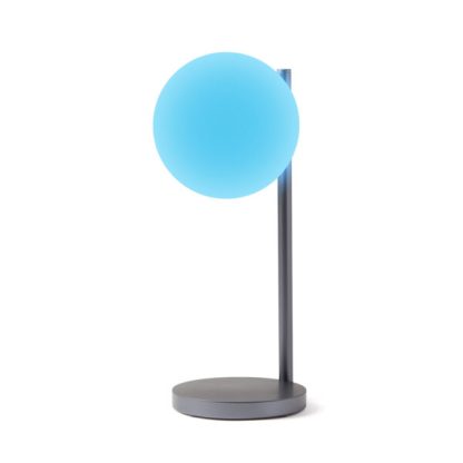 Lexon Bubble Lamp è una lampada da scrivania a luce bianca fredda o calda + 7 colori di illuminazione e caricabatterie wireless integrato. Accesa in azzurro.