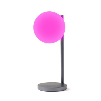 Lexon Bubble Lamp è una lampada da scrivania a luce bianca fredda o calda + 7 colori di illuminazione e caricabatterie wireless integrato. Accesa in fucsia