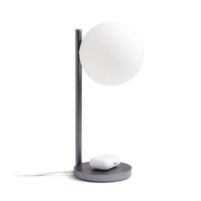 Lexon Bubble Lamp è una lampada da scrivania a luce bianca fredda o calda + 7 colori di illuminazione e caricabatterie wireless integrato. Vista con auricolari in carica