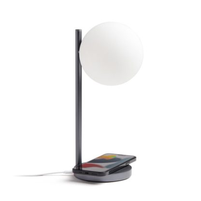 Lexon Bubble Lamp è una lampada da scrivania a luce bianca fredda o calda + 7 colori di illuminazione e caricabatterie wireless integrato. Vista con cellulare in carica