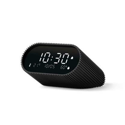 Lexon sveglia Ray Clock colore nero, dotata di uno schermo LCD VA puro nero per una visibilità chiara in ogni momento, sensori di temperatura ambiente e umidità, visualizza informazioni utili per il tuo benessere quotidiano, vista in diagonale appogiata.