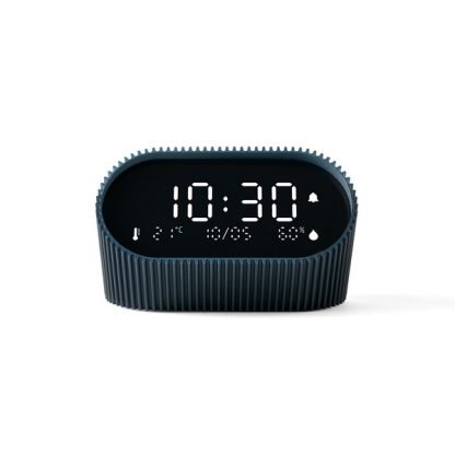 Lexon sveglia Ray Clock colore blu, dotata di uno schermo LCD VA puro nero per una visibilità chiara in ogni momento, sensori di temperatura ambiente e umidità, visualizza informazioni utili per il tuo benessere quotidiano, vista frontale appogiata.