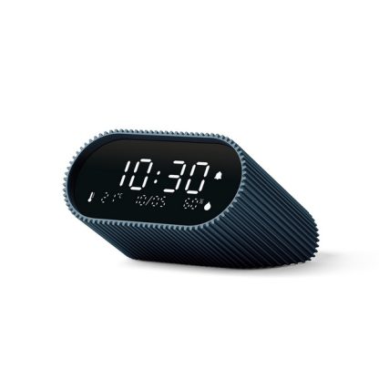 Lexon sveglia Ray Clock colore blu, dotata di uno schermo LCD VA puro nero per una visibilità chiara in ogni momento, sensori di temperatura ambiente e umidità, visualizza informazioni utili per il tuo benessere quotidiano, vista in diagonale appogiata.