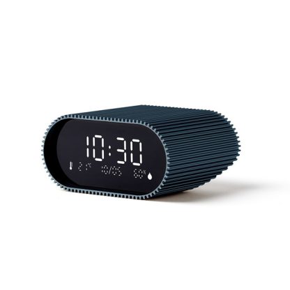 Lexon sveglia Ray Clock colore blu, dotata di uno schermo LCD VA puro nero per una visibilità chiara in ogni momento, sensori di temperatura ambiente e umidità, visualizza informazioni utili per il tuo benessere quotidiano, vista diagonale dritta.