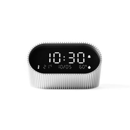 Lexon sveglia Ray Clock colore argento, dotata di uno schermo LCD VA puro nero per una visibilità chiara in ogni momento, sensori di temperatura ambiente e umidità, visualizza informazioni utili per il tuo benessere quotidiano, vista frontale appogiata.