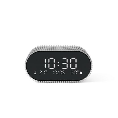 Lexon sveglia Ray Clock colore argento, dotata di uno schermo LCD VA puro nero per una visibilità chiara in ogni momento, sensori di temperatura ambiente e umidità, visualizza informazioni utili per il tuo benessere quotidiano, vista frontale.