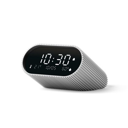 Lexon sveglia Ray Clock colore argento, dotata di uno schermo LCD VA puro nero per una visibilità chiara in ogni momento, sensori di temperatura ambiente e umidità, visualizza informazioni utili per il tuo benessere quotidiano, vista in diagonale appogiata.