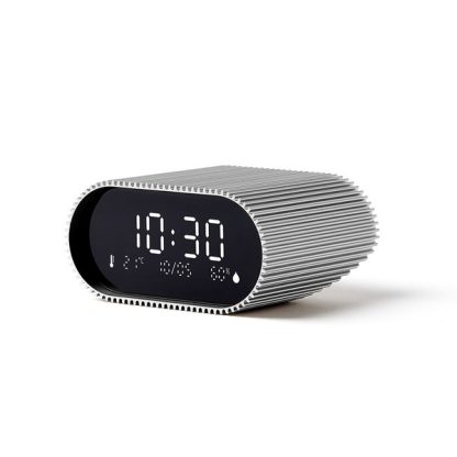 Lexon sveglia Ray Clock colore argento, dotata di uno schermo LCD VA puro nero per una visibilità chiara in ogni momento, sensori di temperatura ambiente e umidità, visualizza informazioni utili per il tuo benessere quotidiano, vista diagonale dritta.