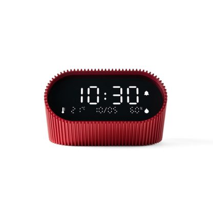 Lexon sveglia Ray Clock colore rosso, dotata di uno schermo LCD VA puro nero per una visibilità chiara in ogni momento, sensori di temperatura ambiente e umidità, visualizza informazioni utili per il tuo benessere quotidiano, vista frontale appogiata.