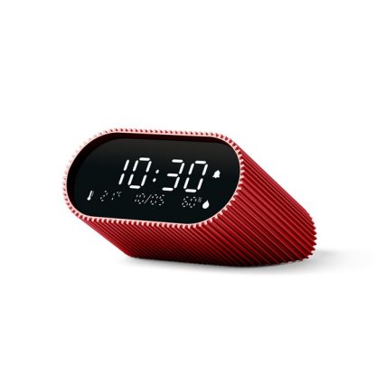 Lexon sveglia Ray Clock colore rosso, dotata di uno schermo LCD VA puro nero per una visibilità chiara in ogni momento, sensori di temperatura ambiente e umidità, visualizza informazioni utili per il tuo benessere quotidiano, vista in diagonale appogiata.