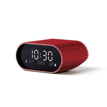 Lexon sveglia Ray Clock colore rosso, dotata di uno schermo LCD VA puro nero per una visibilità chiara in ogni momento, sensori di temperatura ambiente e umidità, visualizza informazioni utili per il tuo benessere quotidiano, vista diagonale dritta.
