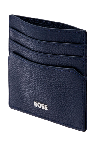 Hugo Boss Porta card Classic Grained in pelle blu navy, visto in diagonale.