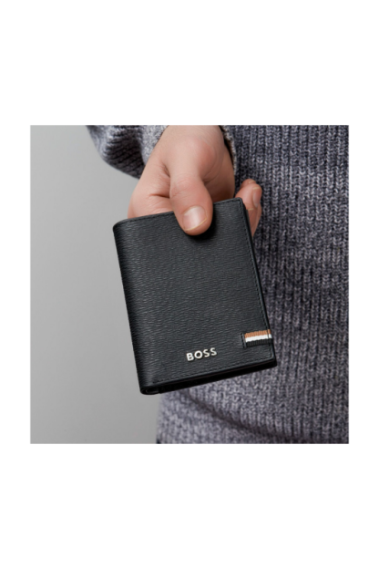 Hugo Boss Iconic porta card nero con bottone, visto in mano
