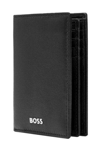 Hugo Boss Classic Smooth portacarte a tre ante in pelle liscia, colore nero, visto in diagonale.