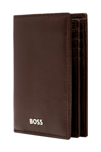 Hugo Boss Classic Smooth portacarte a tre ante in pelle liscia colore marrone, visto in diagonale.