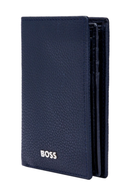 Hugo Boss Classic Grained portacarte a tre ante in pelle martellata colore blu nevy, visto in diagonale.