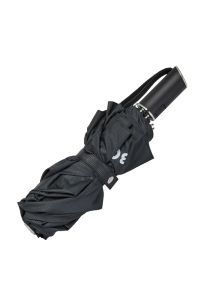Hugo Boss ombrello tascabile Loop Black è un accessorio da viaggio pratico ed elegante. È progettato per essere facile da portare con te, grazie alle sue dimensioni compatte. Visto chiuso con laccetto agganciato.