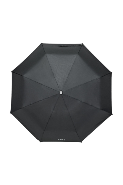 Hugo Boss ombrello tascabile Loop Black è un accessorio da viaggio pratico ed elegante. È progettato per essere facile da portare con te, grazie alle sue dimensioni compatte. Visto aperto dall'alto.