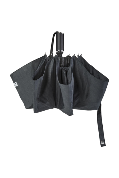Hugo Boss ombrello tascabile Loop Black è un accessorio da viaggio pratico ed elegante. È progettato per essere facile da portare con te, grazie alle sue dimensioni compatte. Visto chiuso nom allacciato.