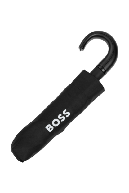 Hugo Boss ombrello tascabile Iconic Black è un accessorio pratico ed elegante. Visto in diagonale con custodia loggata Boss.