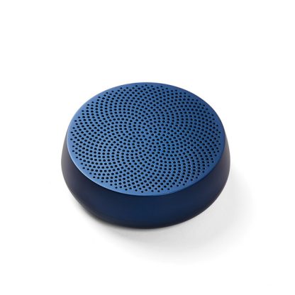 Lexon Mino + L blu, altoparlante Bluetooth® portatile da 5 W con sistema di ricarica ad induzione e via cavo, visto dall'alto