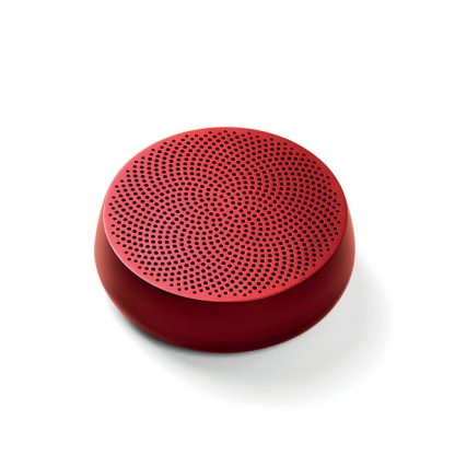 Lexon Mino + L rosso, altoparlante Bluetooth® portatile da 5 W con sistema di ricarica ad induzione e via cavo,visto dall'alto