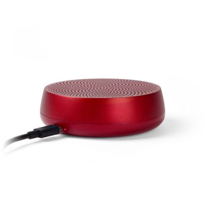 Lexon Mino + L rosso, altoparlante Bluetooth® portatile da 5 W con sistema di ricarica ad induzione e via cavo, visto con cavo di ricarica