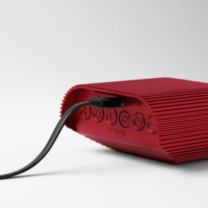 Lexon sveglia Ray Clock colore rosso, dotata di uno schermo LCD VA puro nero per una visibilità chiara in ogni momento, sensori di temperatura ambiente e umidità, visualizza informazioni utili per il tuo benessere quotidiano, vista posteriore.