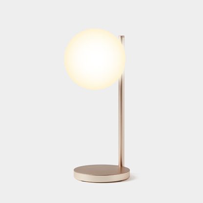 Lexon Bubble Lamp è una lampada da scrivania a luce bianca fredda o calda + 7 colori di illuminazione e caricabatterie wireless integrato. Accesa in bianco caldo